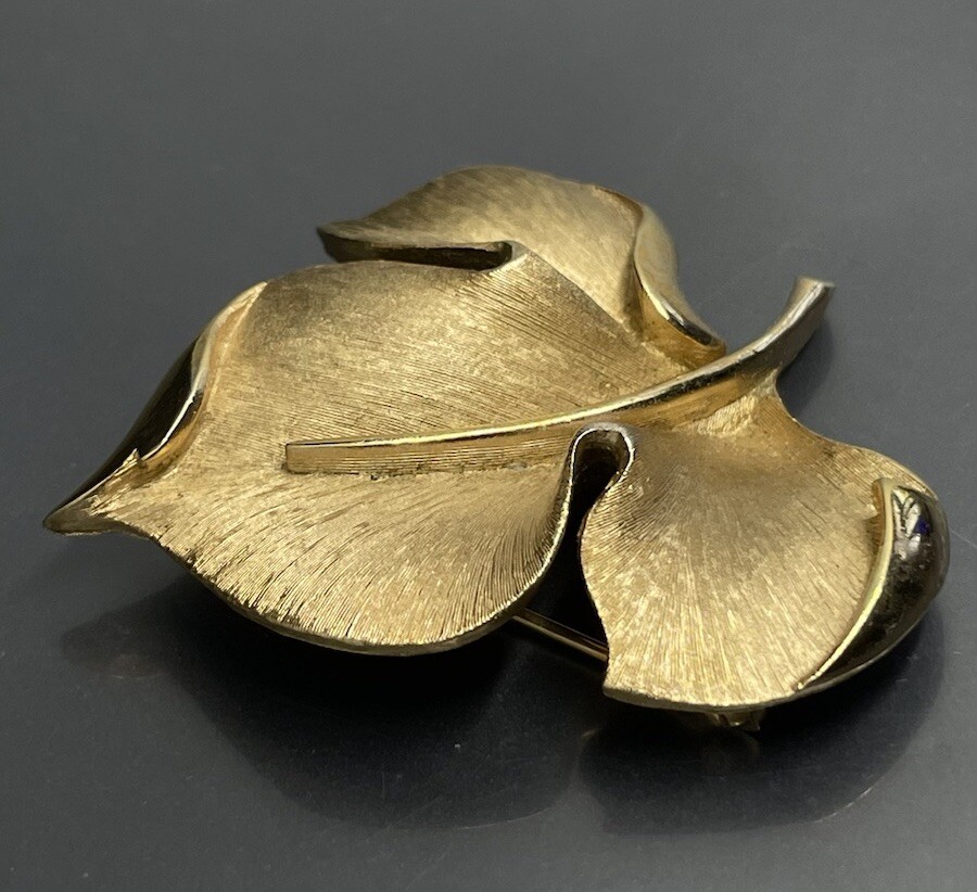 Vintage Crown Trifari Brushed Shiny Gold Tone Leaf Plant Brooch Pin 1 3/4”