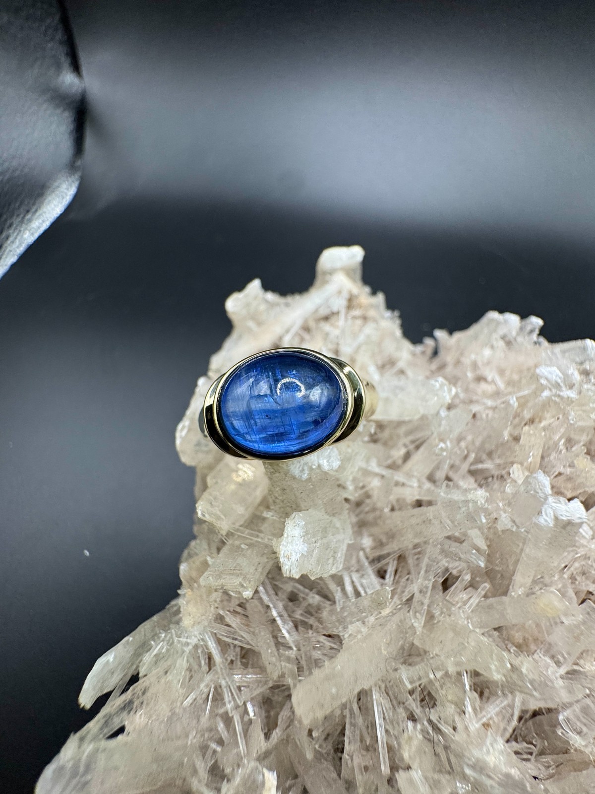 Timeless 9ct Yellow Gold Sapphire Cabochon Ring