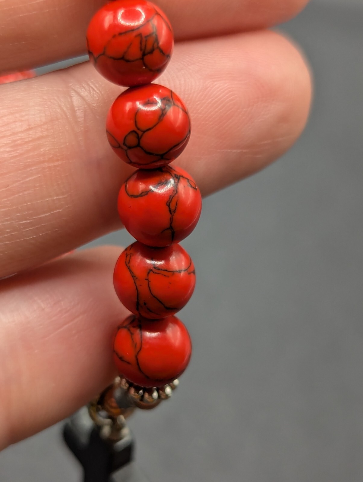 Women’s Stylish Red Howlite Cross Charm Beaded Stretch Bracelet (17cm) S/M Wrist