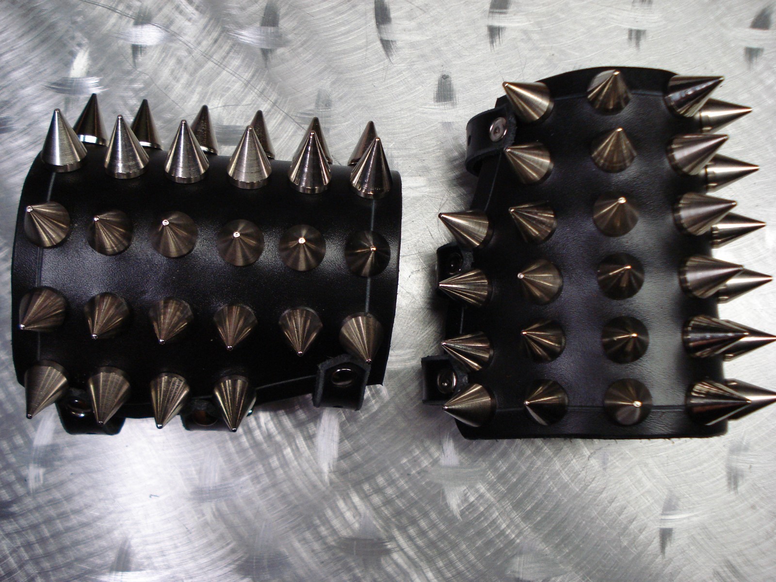 LEATHER BRECELT BULLDOG SPIKES. BLACK METAL …..(MDLG0313)….. PAZUZU