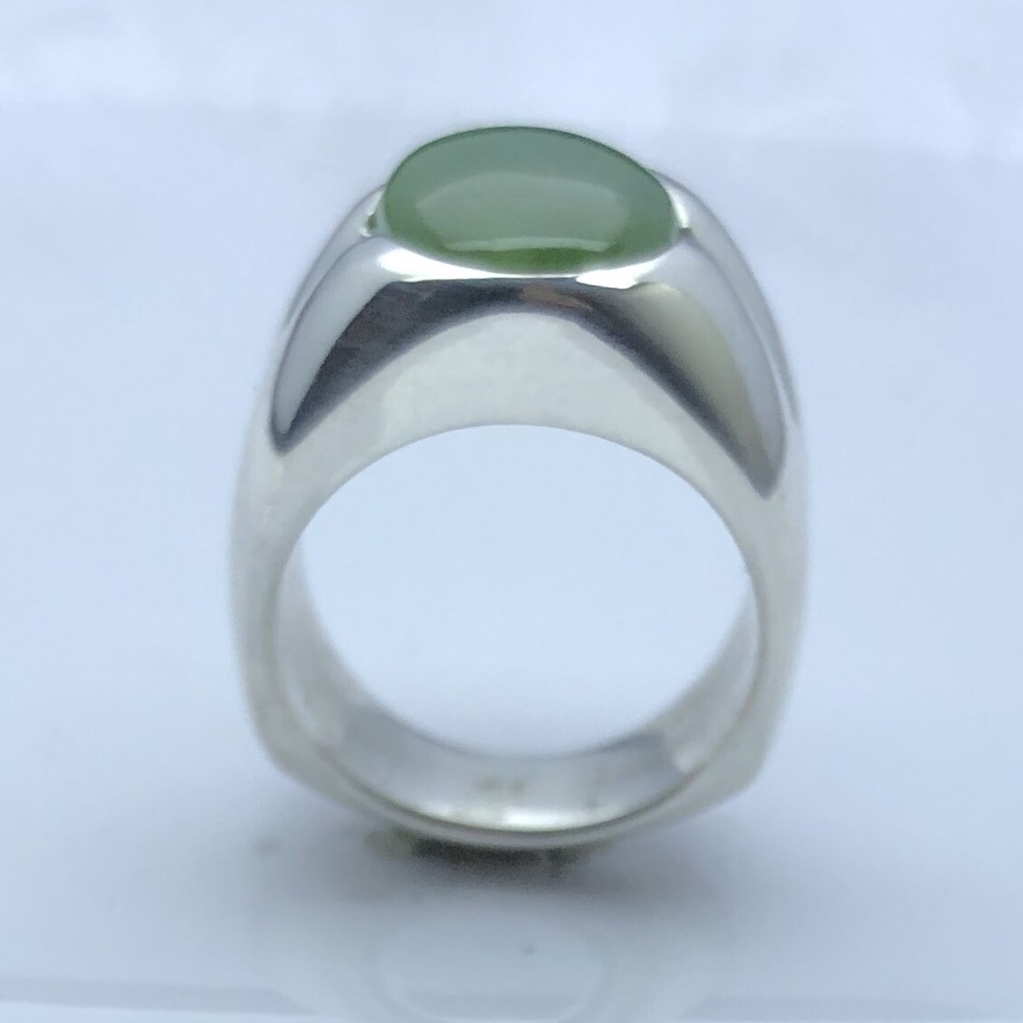 MJG STERLING SILVER MEN’S RING. 16 x 12mm NEPHRITE JADE. SIZE 10. 26 grams