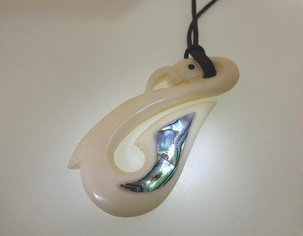 27MM HAND-CARVED MAORI MANAIA WATER BUFFALO BONE PAUA ABALONE FISH HOOK NECKLACE