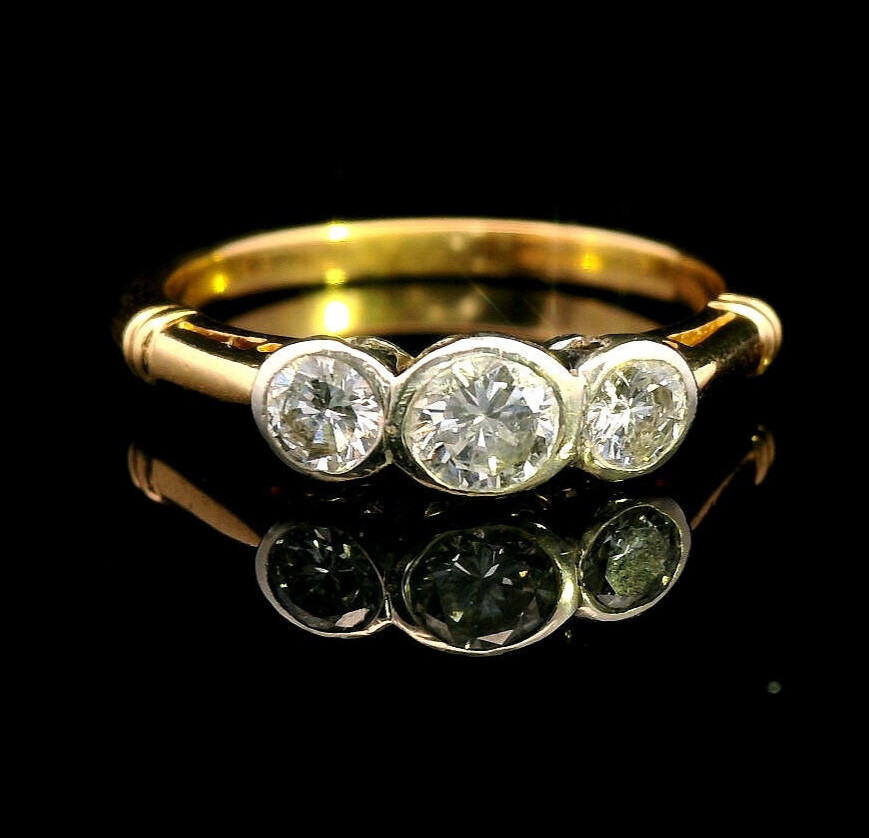 18 ct Yellow and White Gold Diamond Ring, two 0.07ct and a 0.20ct Diamonds