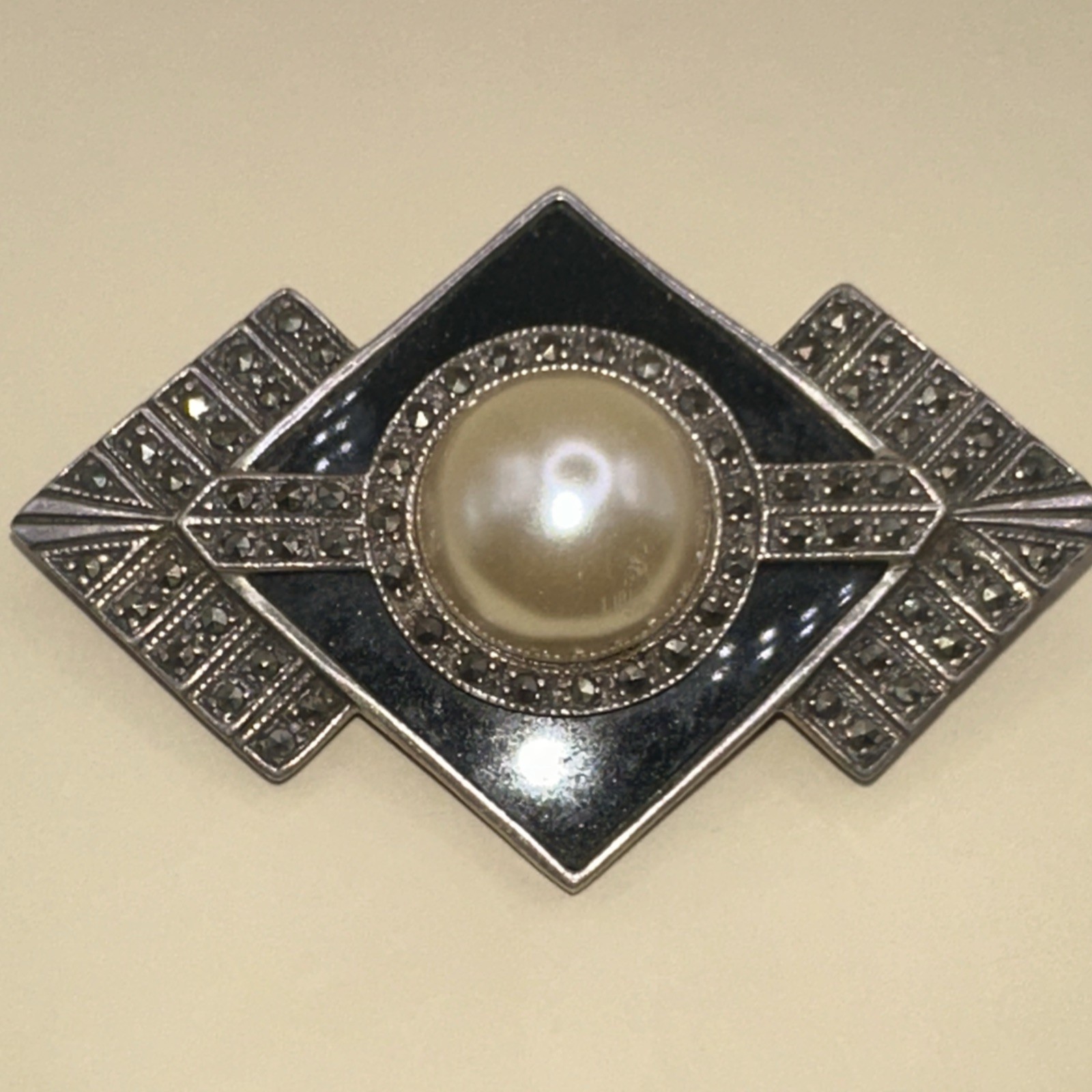 Art Deco Golden Pearl Onyx & Marcasite Set Sterling Silver Brooch (16.55g)