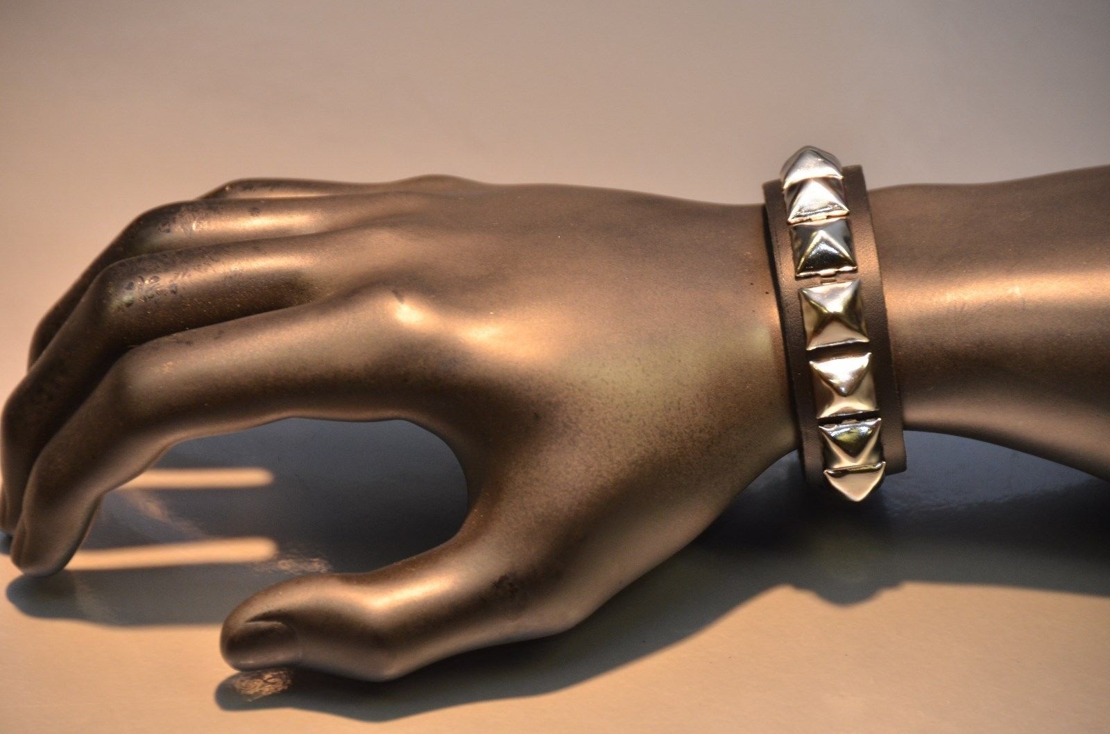 Single Row Silver Pyramid Stud Punk Gothic Bikers Metal Genuine Leather Bracelet