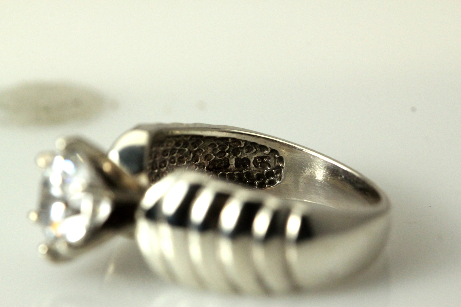 925 Sterling Silver Size 7 Ribbed Band w/ Cubic Zirconia’s Ring 6.2 G (RIN6658)