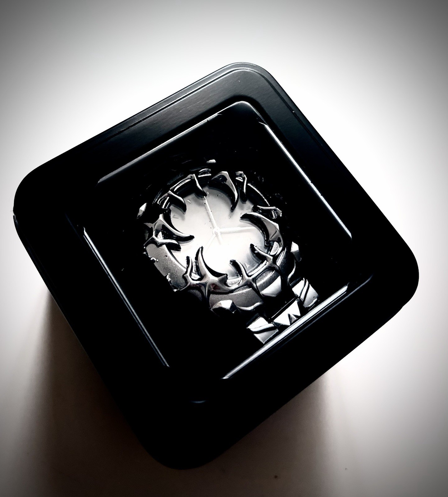 “Demon-Claw” Y2K Men’s Black and Silver Stainless Steel Quarts Watch