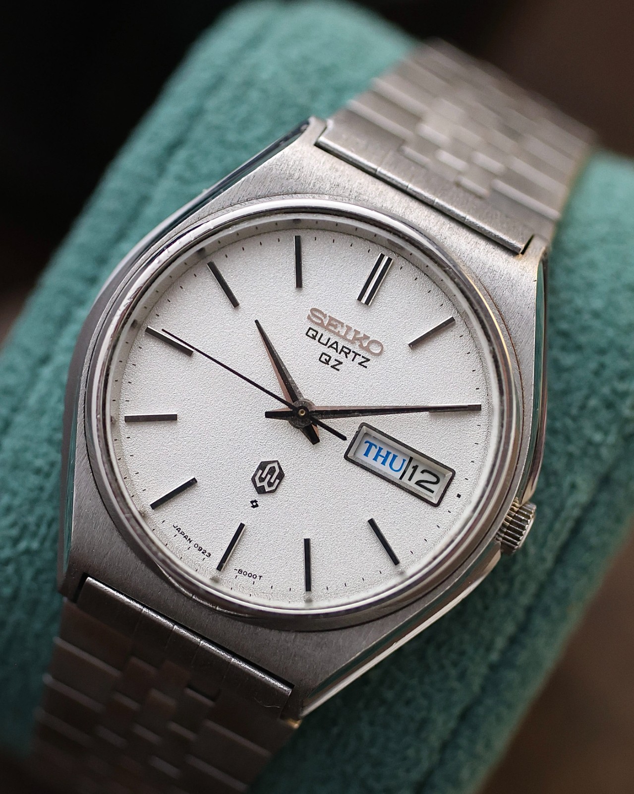 Vintage Seiko QZ Quartz 0923-8060 Textured sand dial – kanji day calendar watch