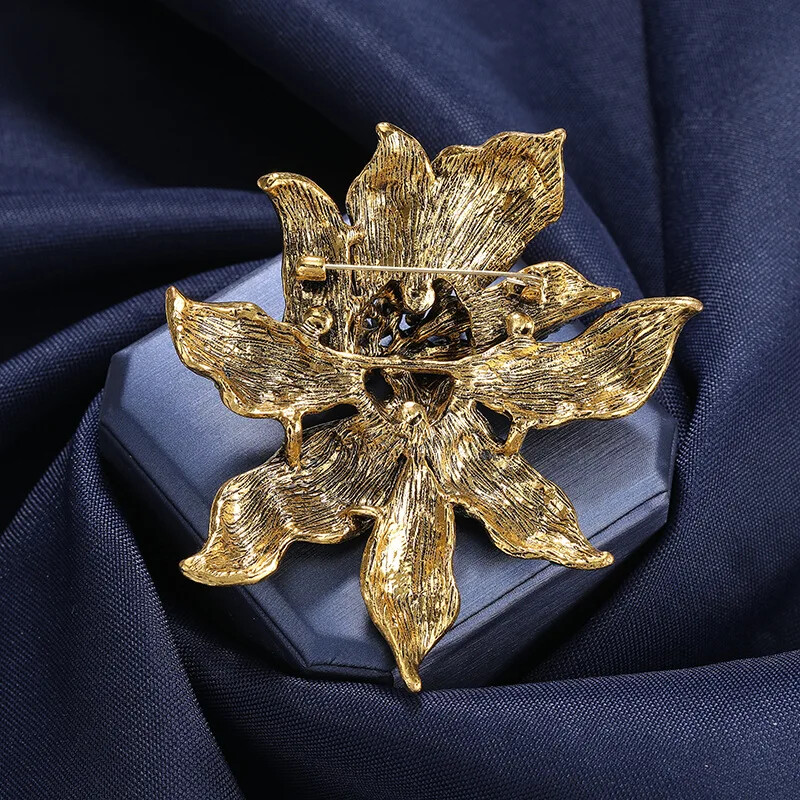 Women Full Crystal Flower Luxury Brooches Lady Casual Banquet Shiny Pins Corsage