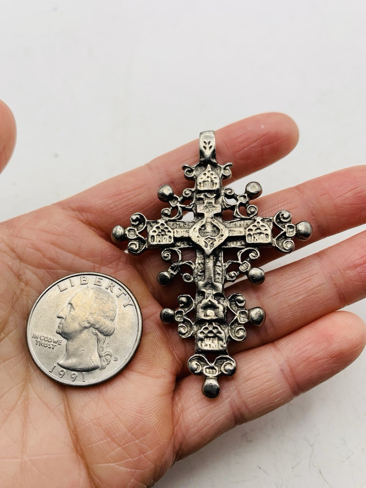 Vintage 1992 Metropolitan Museum of Art Silver Tone Byzantine Cross Cleo Pendant