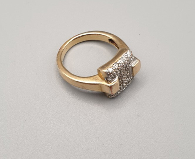 Vintage Ring Gold Plated? with gemstones metal & stones unknown