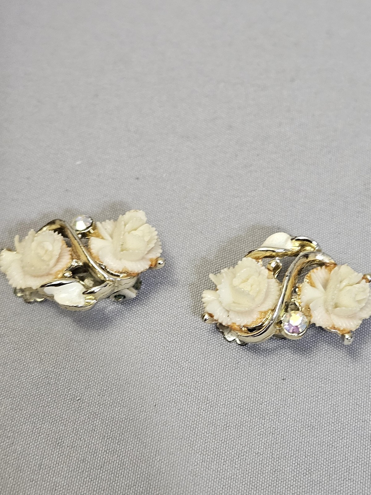 White Flower Clip-On Earrings Womens Resin Rose Rhinestone Gold Tone Vintage