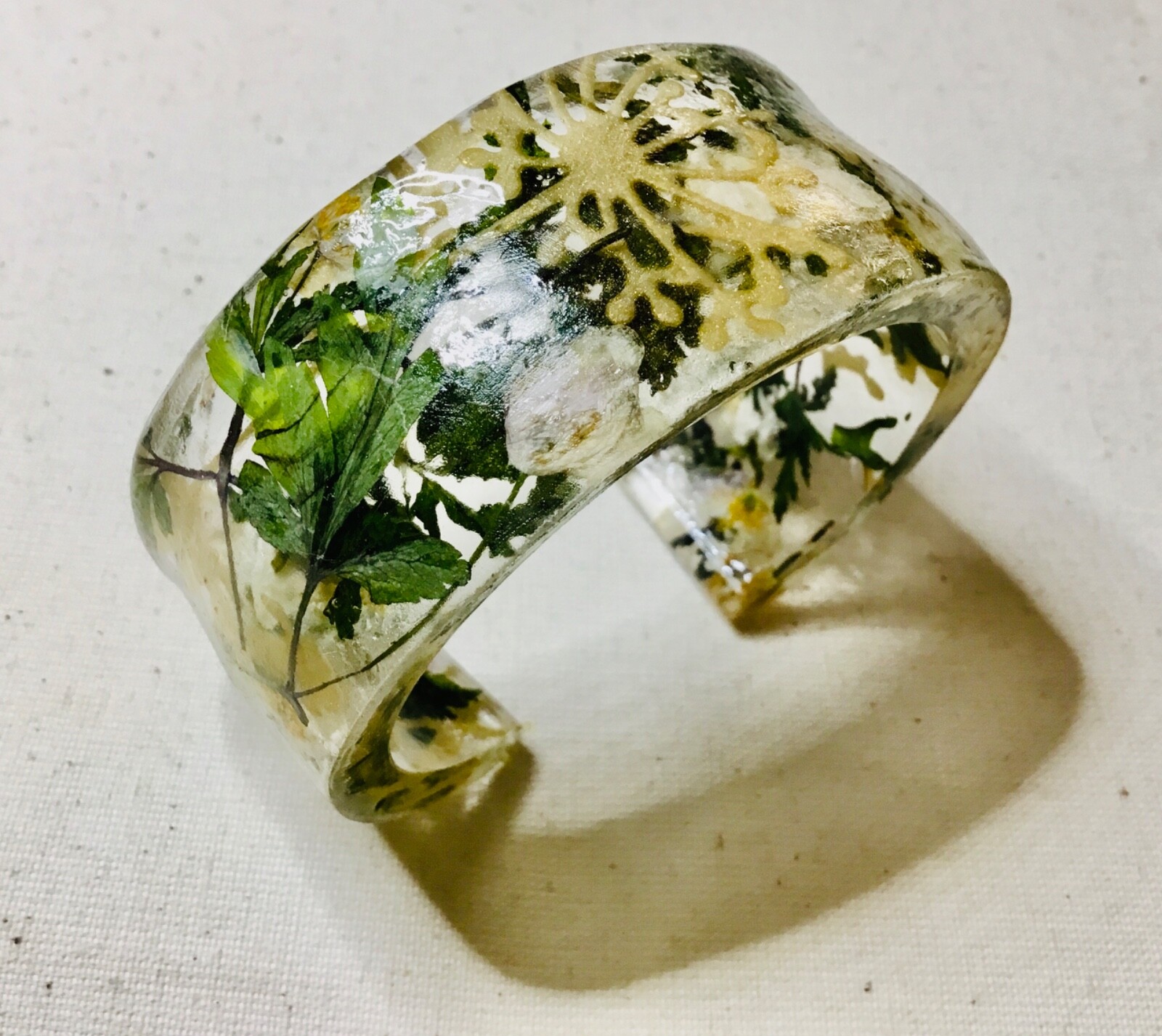 Everblossom White Flower Resin Bangle – Nature-Inspired Jewelry with Real and Ar
