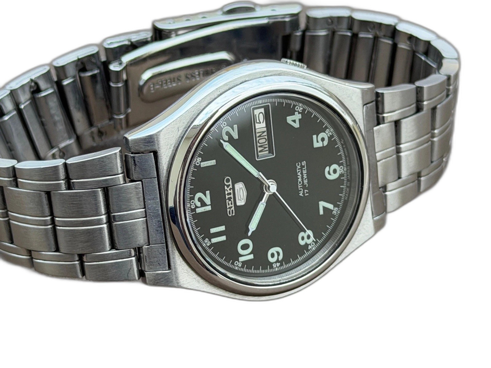 Seiko 5 Automatic Black Dial 17 Jewels Vintage Mens Silver Watch Day/Date, S-151