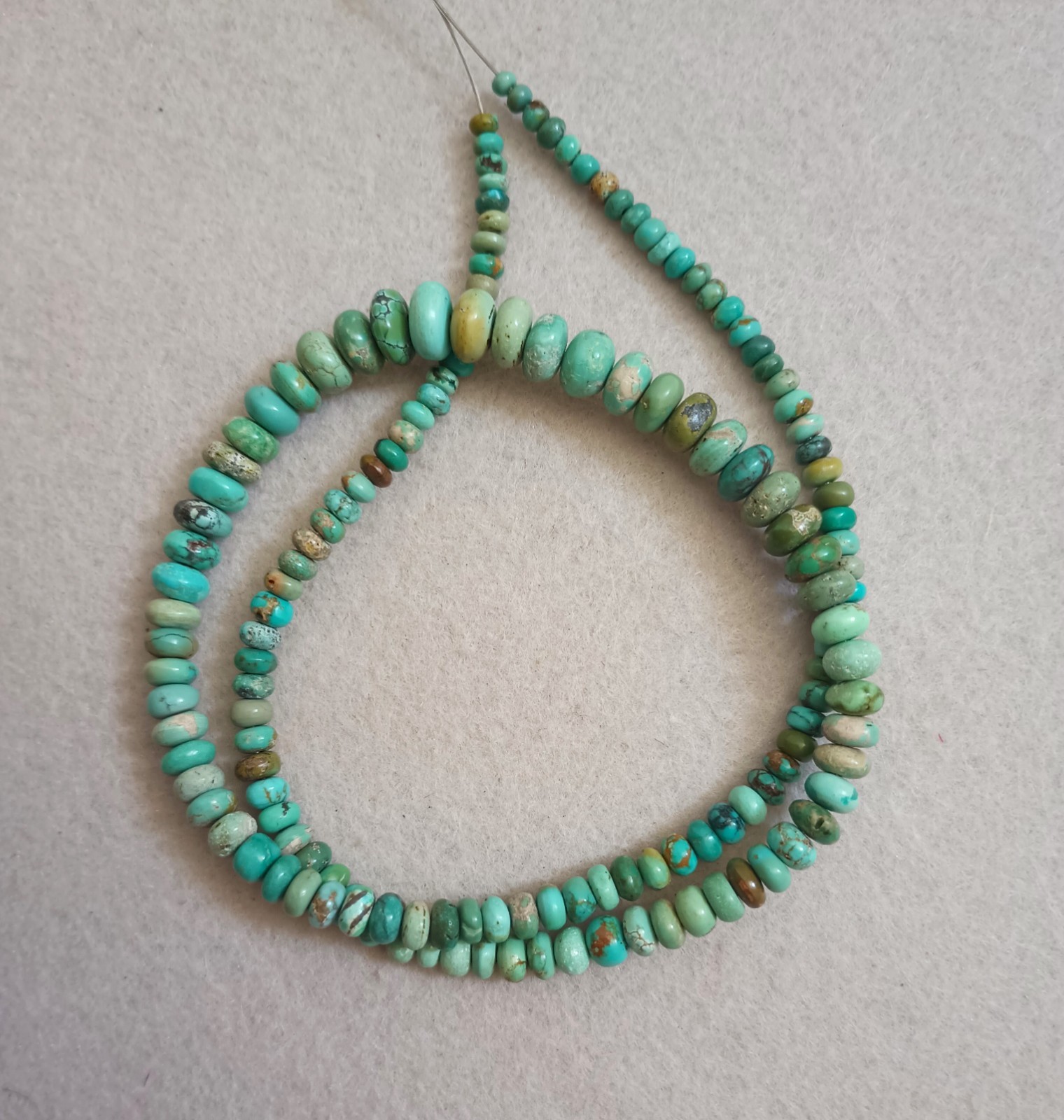VINTAGE HI-GRADE HUBEI TURQUOISE 2.5-7.5MM RONDELLE BEADS – 17.75″ – 1942E