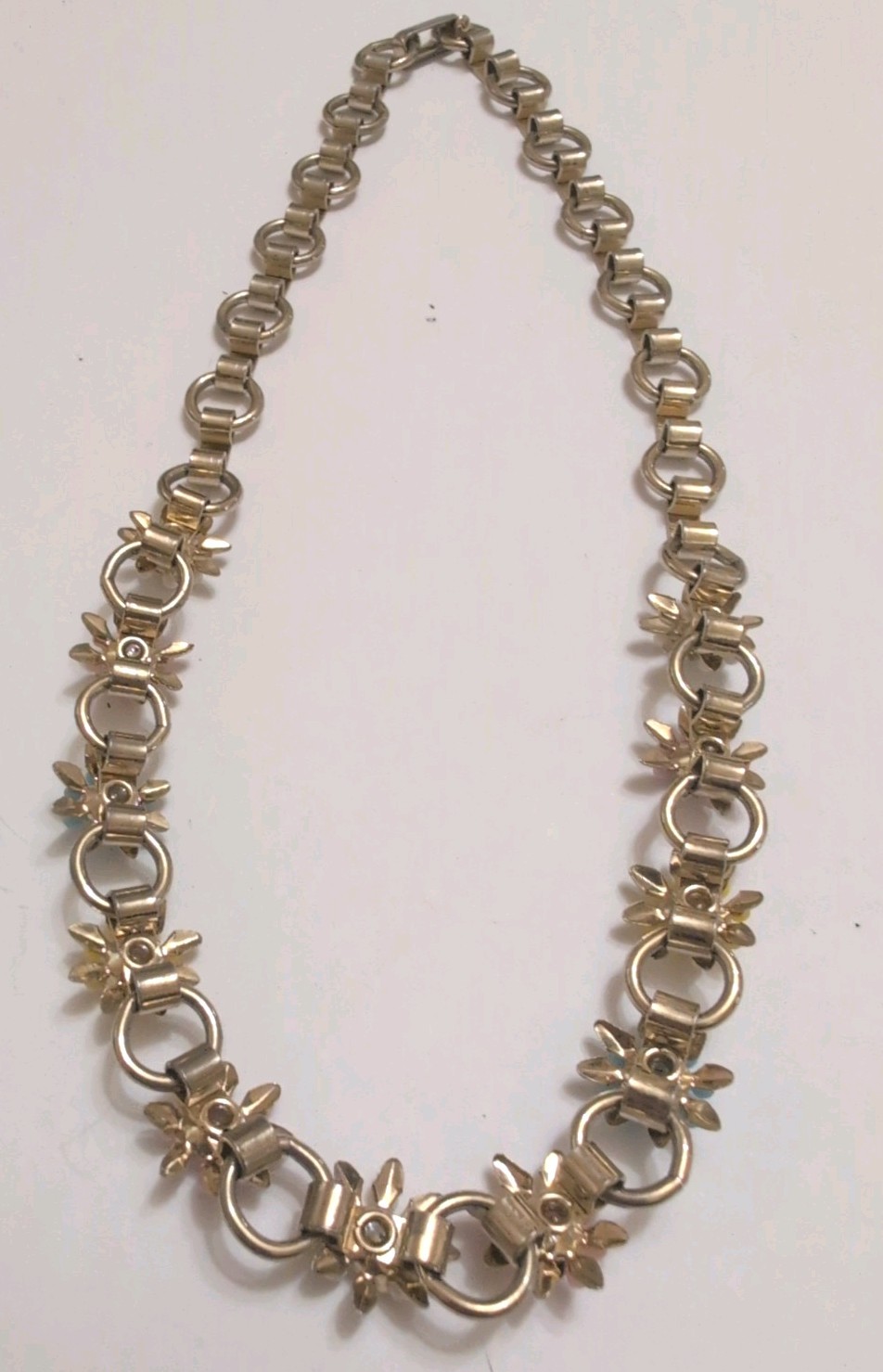 Vintage 15in Gold Tone Choker Chain Flower Necklace And Screw Back Earrings