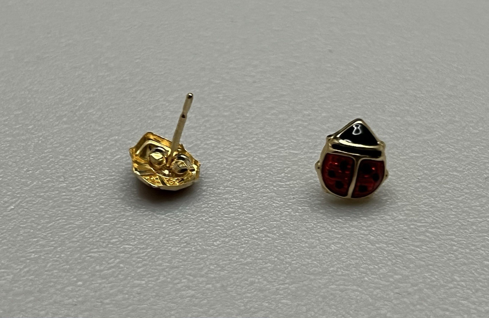 Beautiful Fine .585 14K Yellow Gold Enamel Estate Dainty Lady Bug Stud Earrings