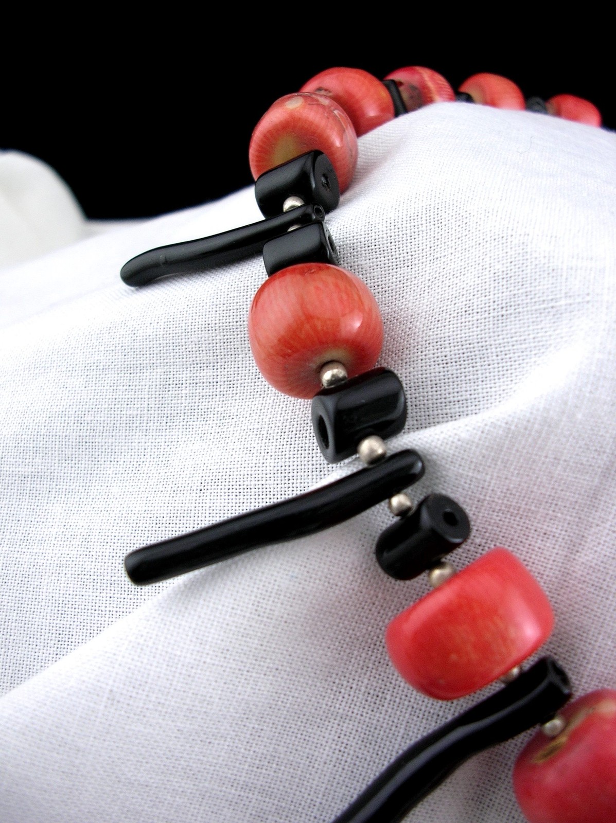 VINTAGE RED AND BLACK CORAL SILVER NECKLACE AND EARRINGS