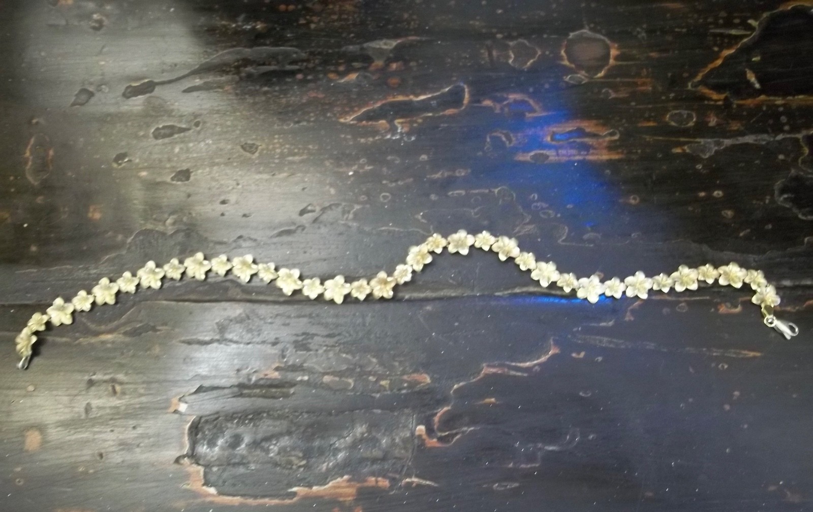 DELICATE FLOWER 14KT YG, CHOKER NECKLACE. 13.5 INCHES, 17 + GRAMS
