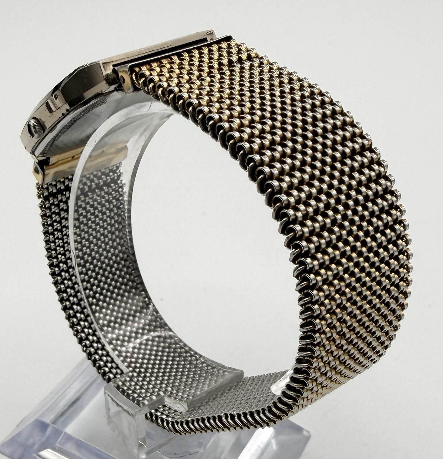 Aureole Quartz Gold Dial Wristwatch