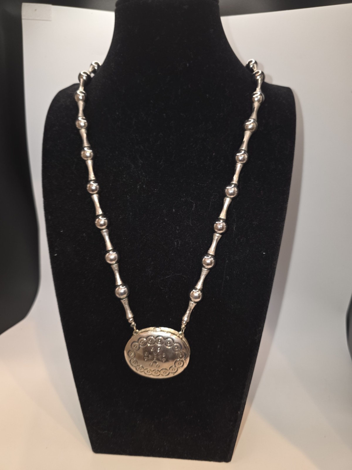 Vintage Estée Lauder 1973 Moonsilver Solid Perfume Locket Pendant Necklace 25”