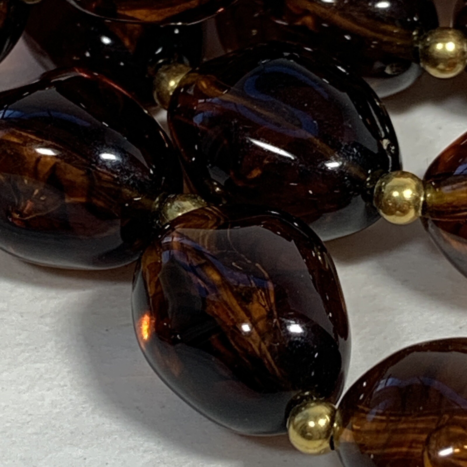 VTG Crown Trifari Lucite Amber Swirl Bead Necklace Oval Nuggets Gold Tone 36″
