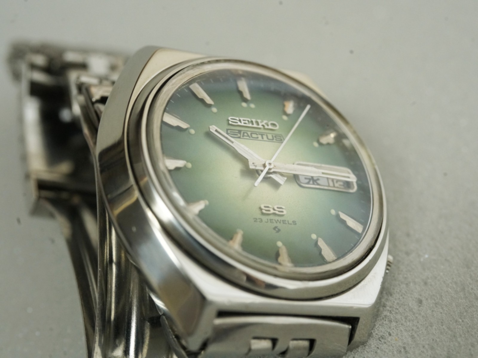 SEIKO 5 ACTUS SS 6106-7700 Green Dial Kanji Day Genuine Bracelet Gift Box