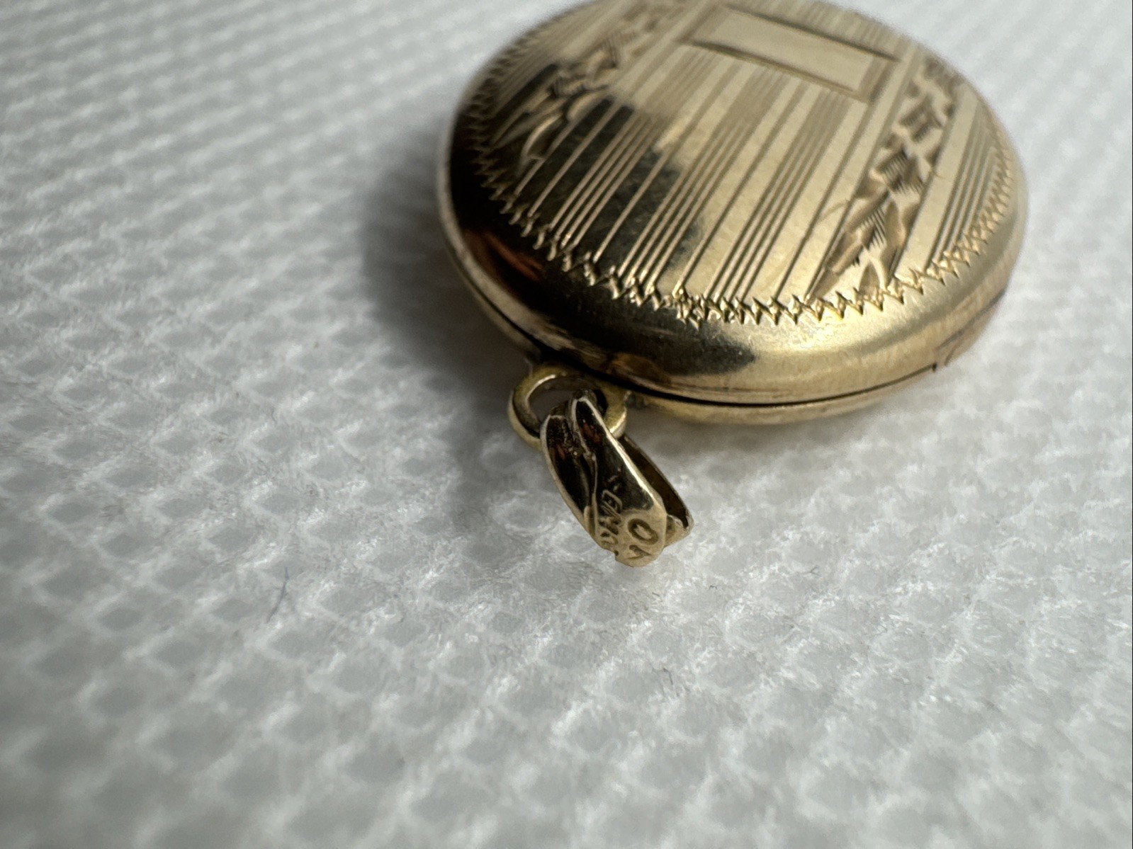 10K Yellow Gold Esemco Vintage Oval Locket Etched w/ Photos 3.17 grams Heirloom