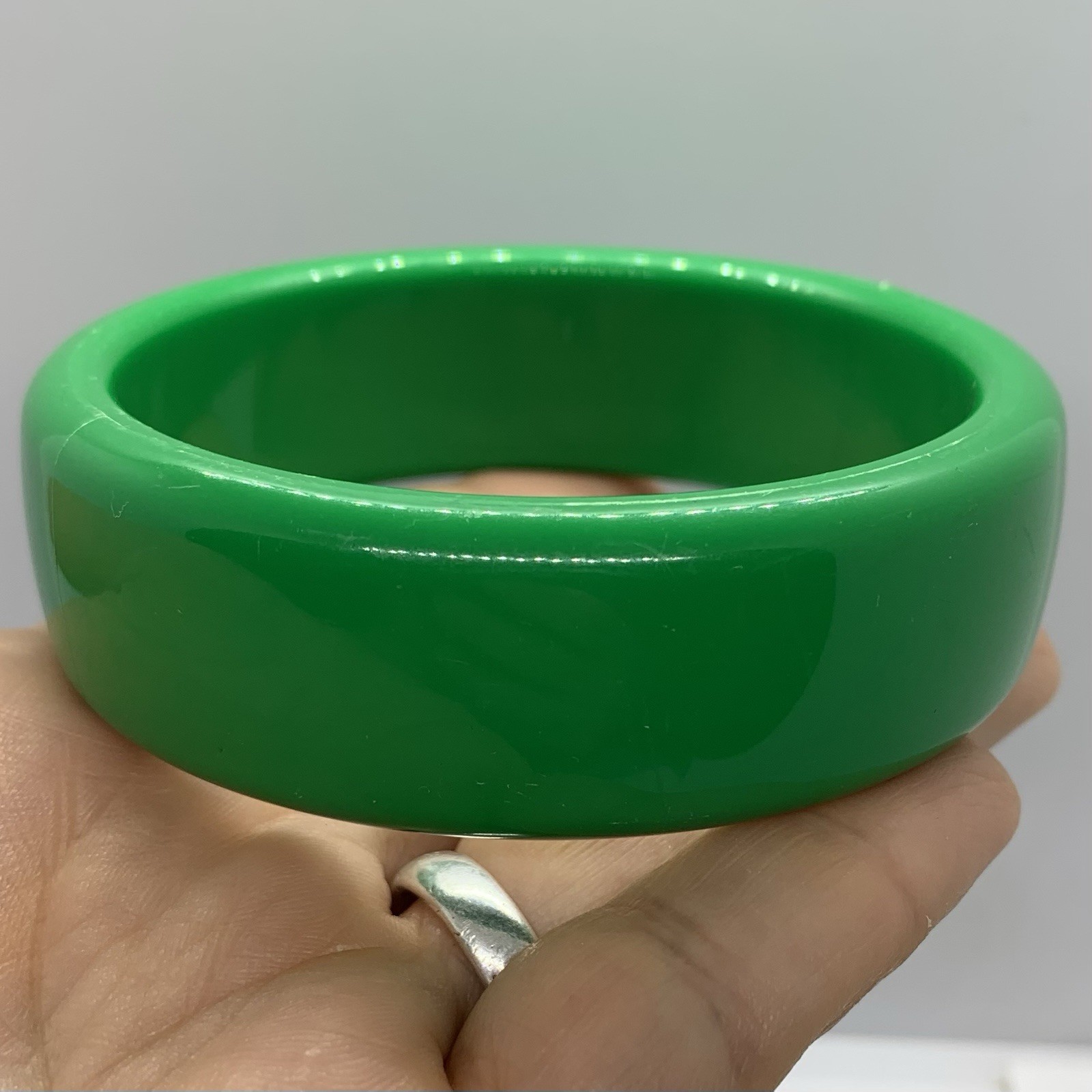 Vtg Kelly Green Lucite Solid Chunky Bangle Bracelet Round 8.5” Length 7/8” Wide