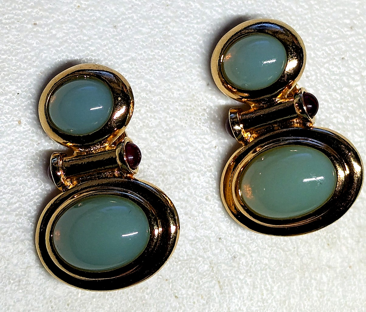 1995 ELIZABETH TAYLOR/AVON 22K GOLD PLATED FAUX JADE/RUBY CABOCHON CLIP EARRINGS