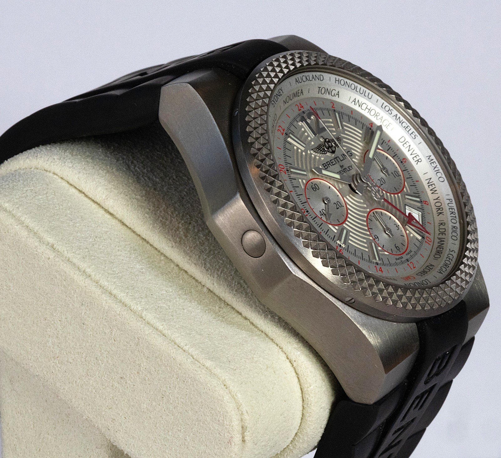 Breitling Bentley GMT Light Body B04 White Dial Rubber Strap 45mm Titanium Case