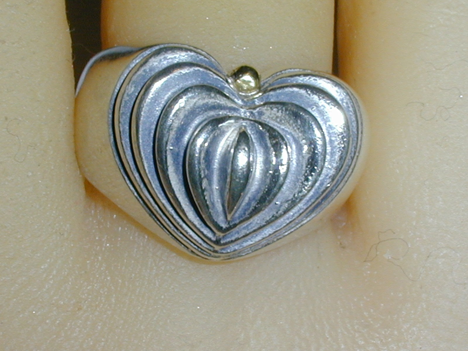 LAGOS CAVIAR STERLING HEART SHAPED RIBBED RING W/ 18K GOLD ACCENT- SIZE 7 1/2!