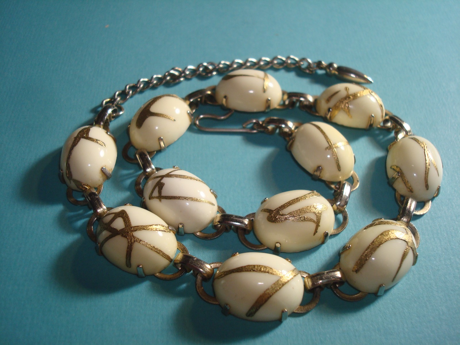 VINTAGE, SET NECKLACE & POST HOOP LARGE EARRINGS CREAM/BEIGE GOLD ACCENT PERFECT