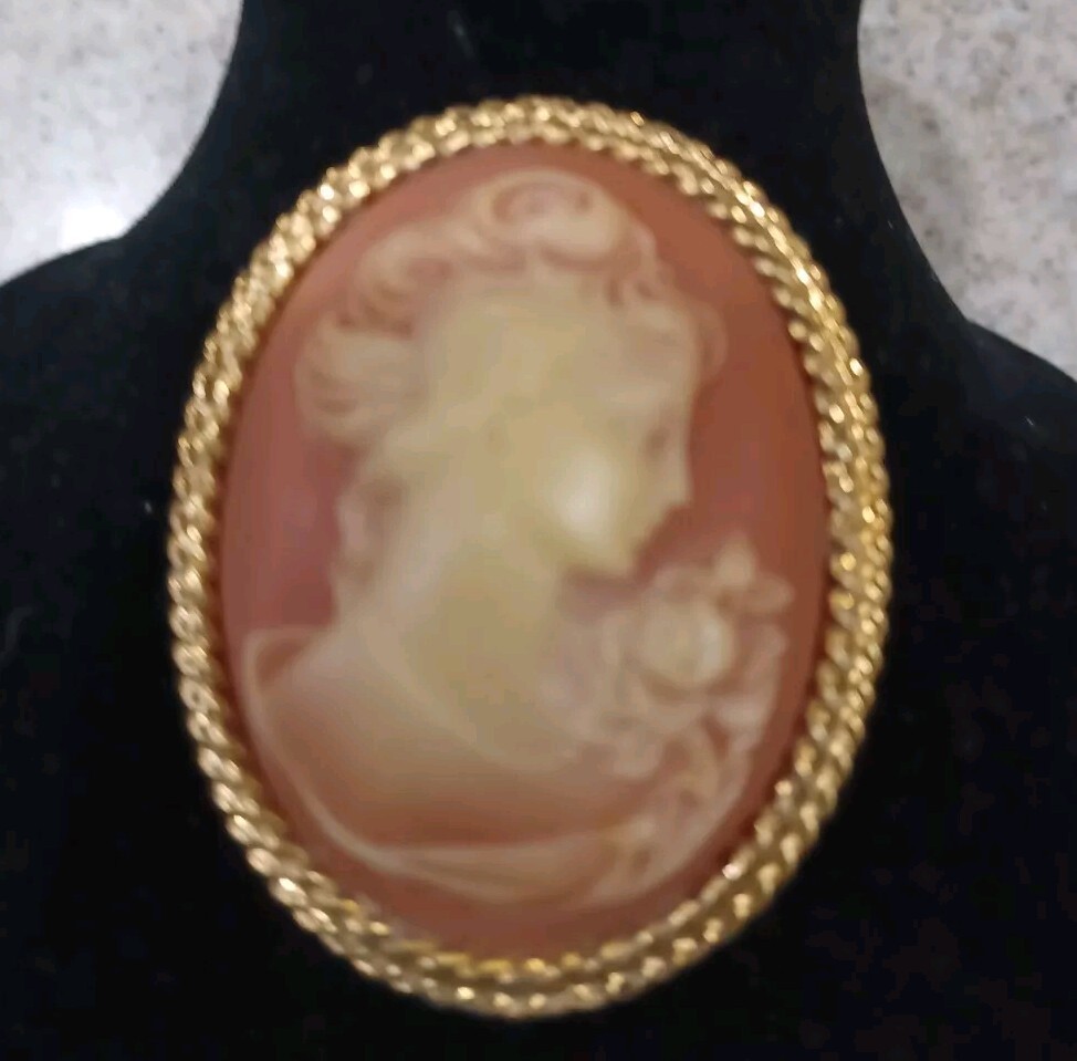 Vintage 1960’s Estee Lauder CAMEO Nice Brooch!