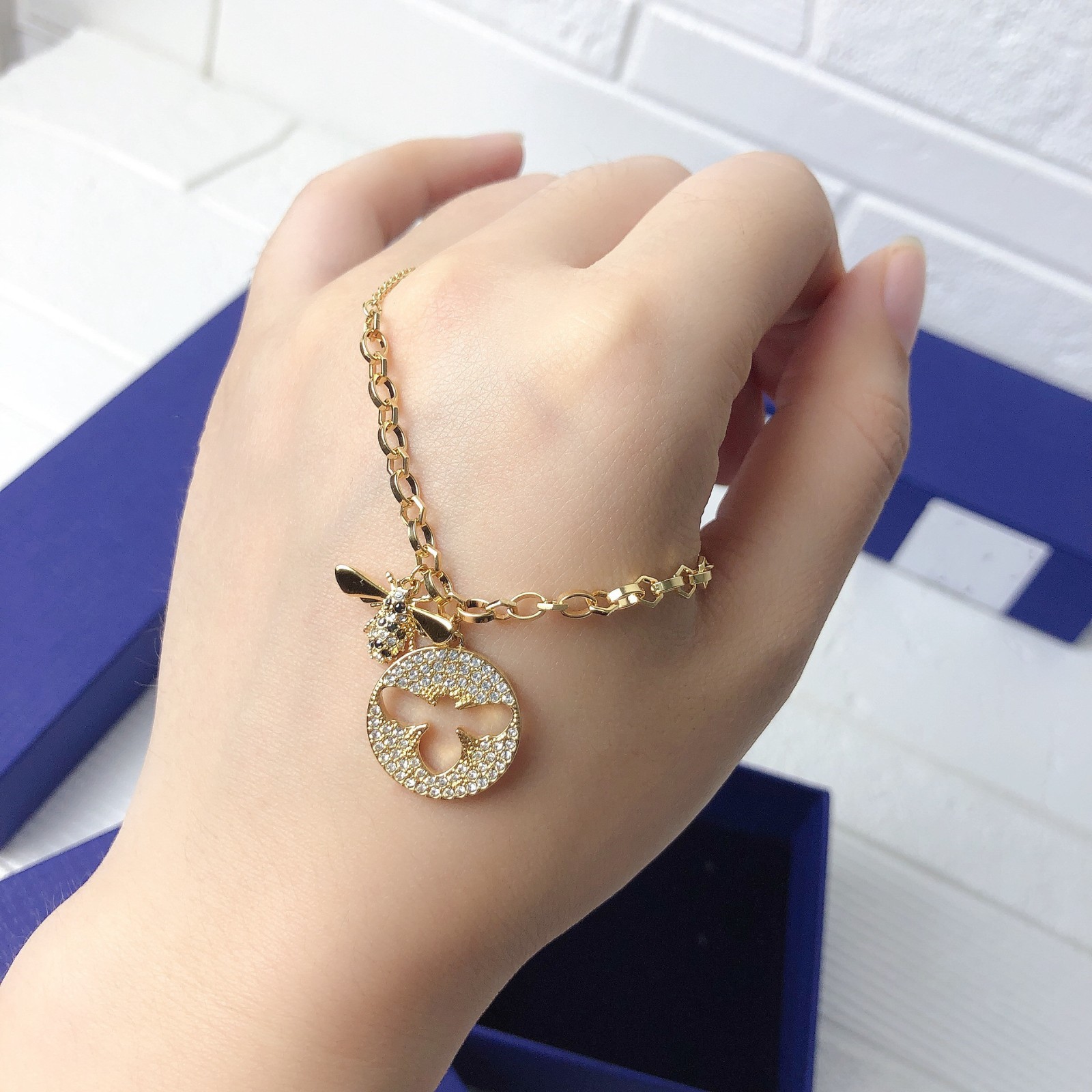Swarovski Charming Little Bee Necklace Fashionable Simple Round Hollow Bee