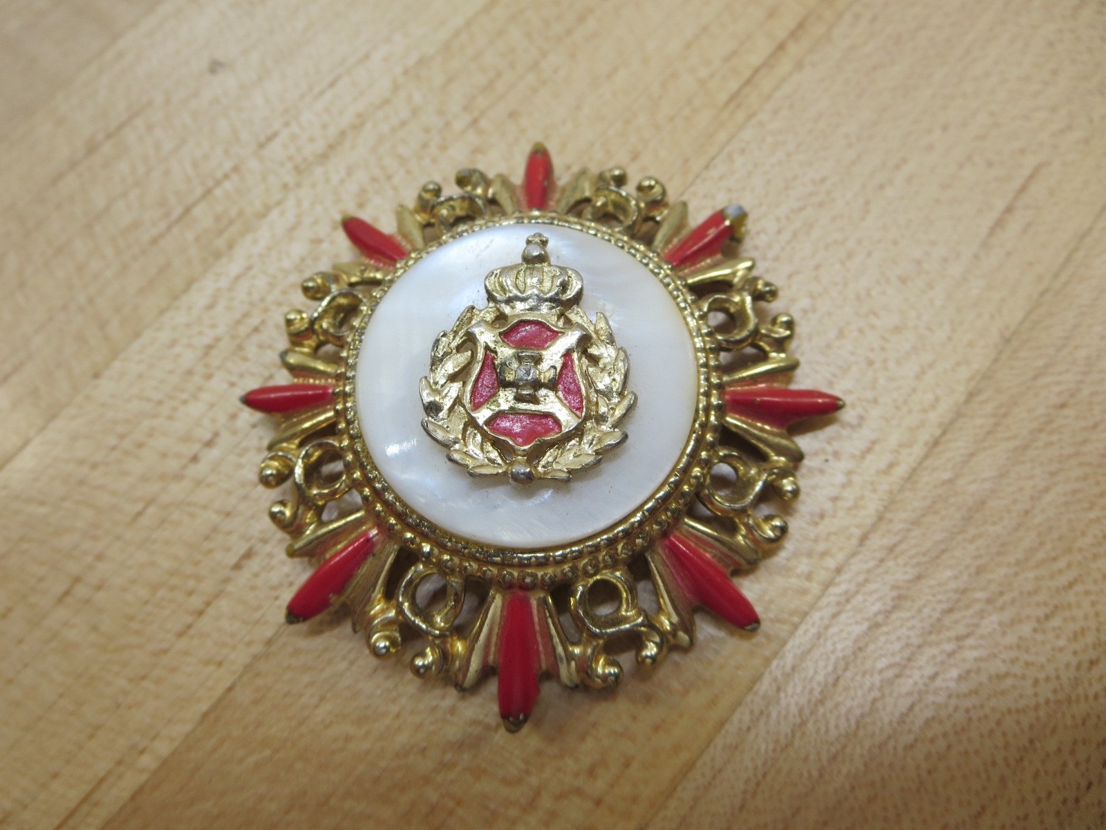 Vintage Silver Tone Coat Of Arms Pin Brooch
