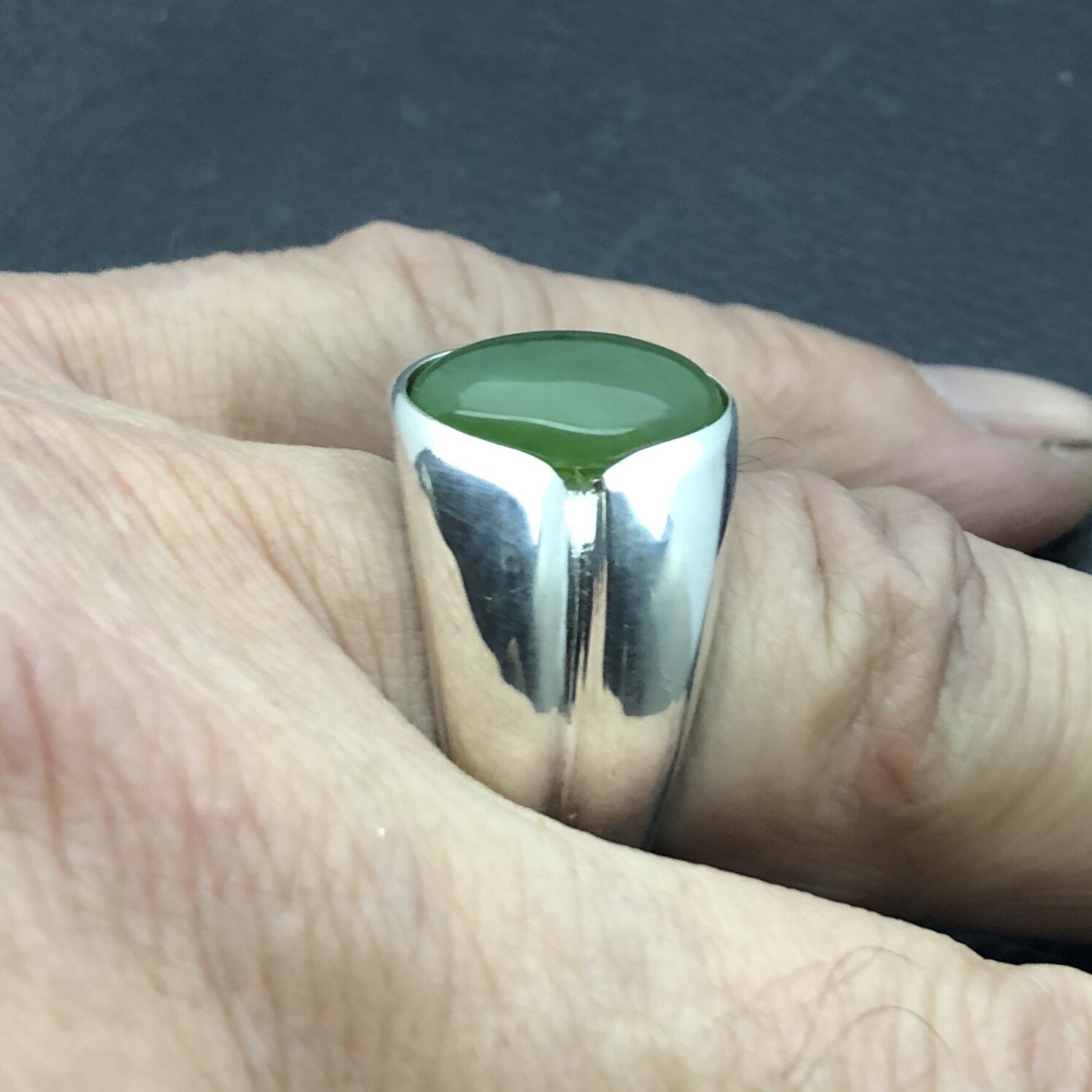 MJG STERLING SILVER MEN’S RING. 16 x 12mm NEPHRITE JADE. SIZE 10. 26 grams