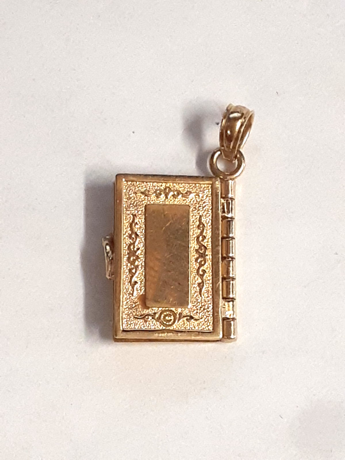 (RI4) 14k Yellow Gold Holy Bible Pendant / Charm (3.2 Grams) Size 3/4″