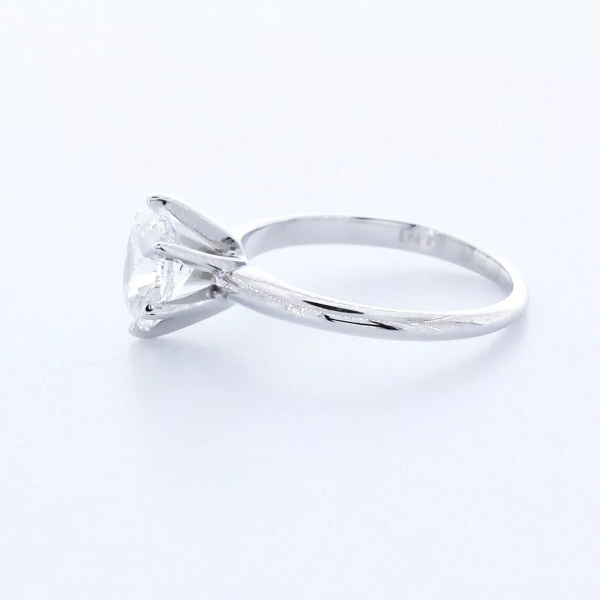 Solitaire Engagement Ring Classic 14K Gold 0.98 CT Oval Lab-Grown Diamond E VS2