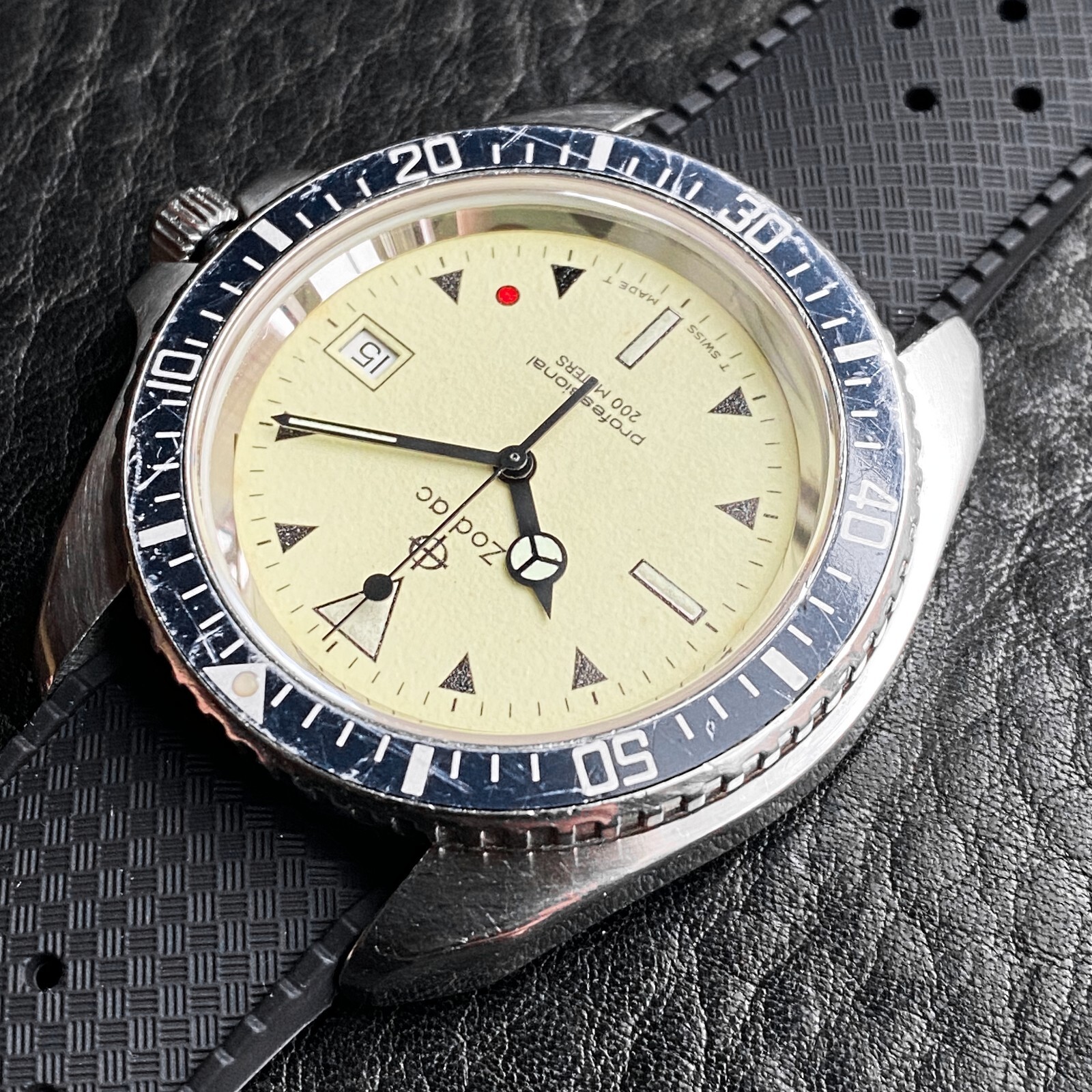 EXCELLENT ZODIAC VINTAGE RED POINT RED DOT 106.21.07 QUARTZ DIVER SWISS