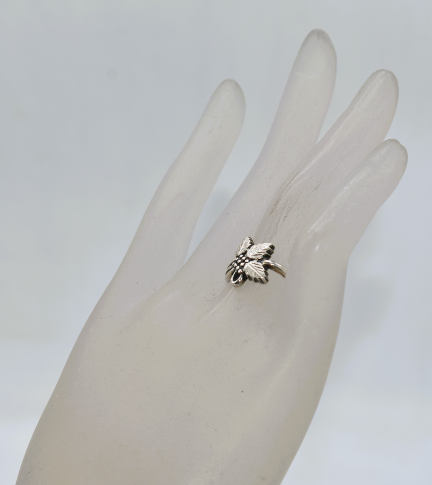 Wheeler Manufacturing Sterling Silver Leaves & Grape Vine Ring Size 6