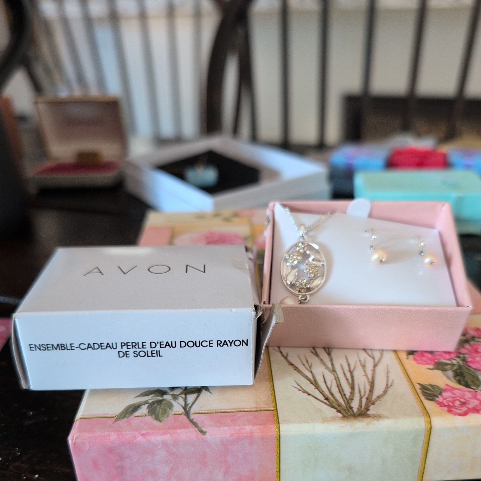 AVON Sweet Sunshine FRESHWATER PEARL Gift Set. Pierced. PINK. Women/Juniors NEW