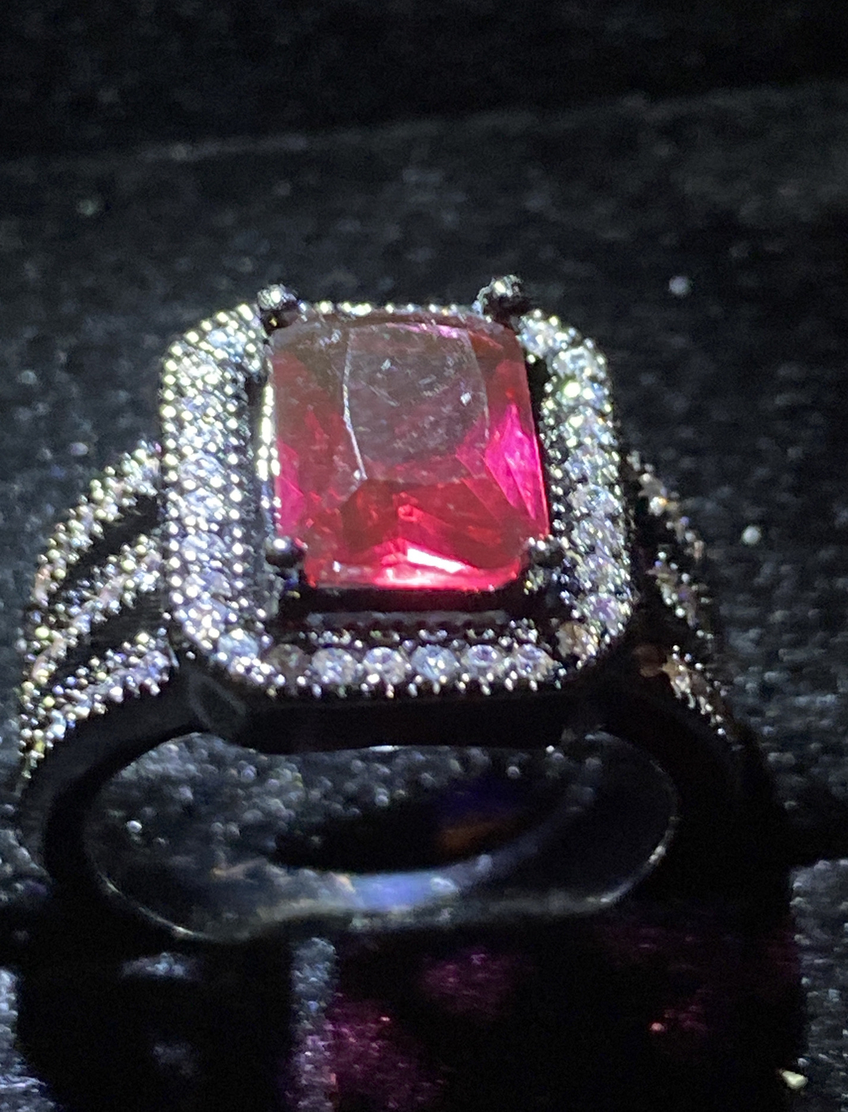 BLACK GOLD FILLED RING. RUBY RED STONE & Crystal DIAMANTE.WIDE BAND. SIZE L 1/2