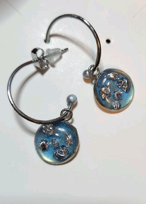 Handmade Resin Stainless Steel C-Hoop Earrings – 12 mm – Silver Seashells
