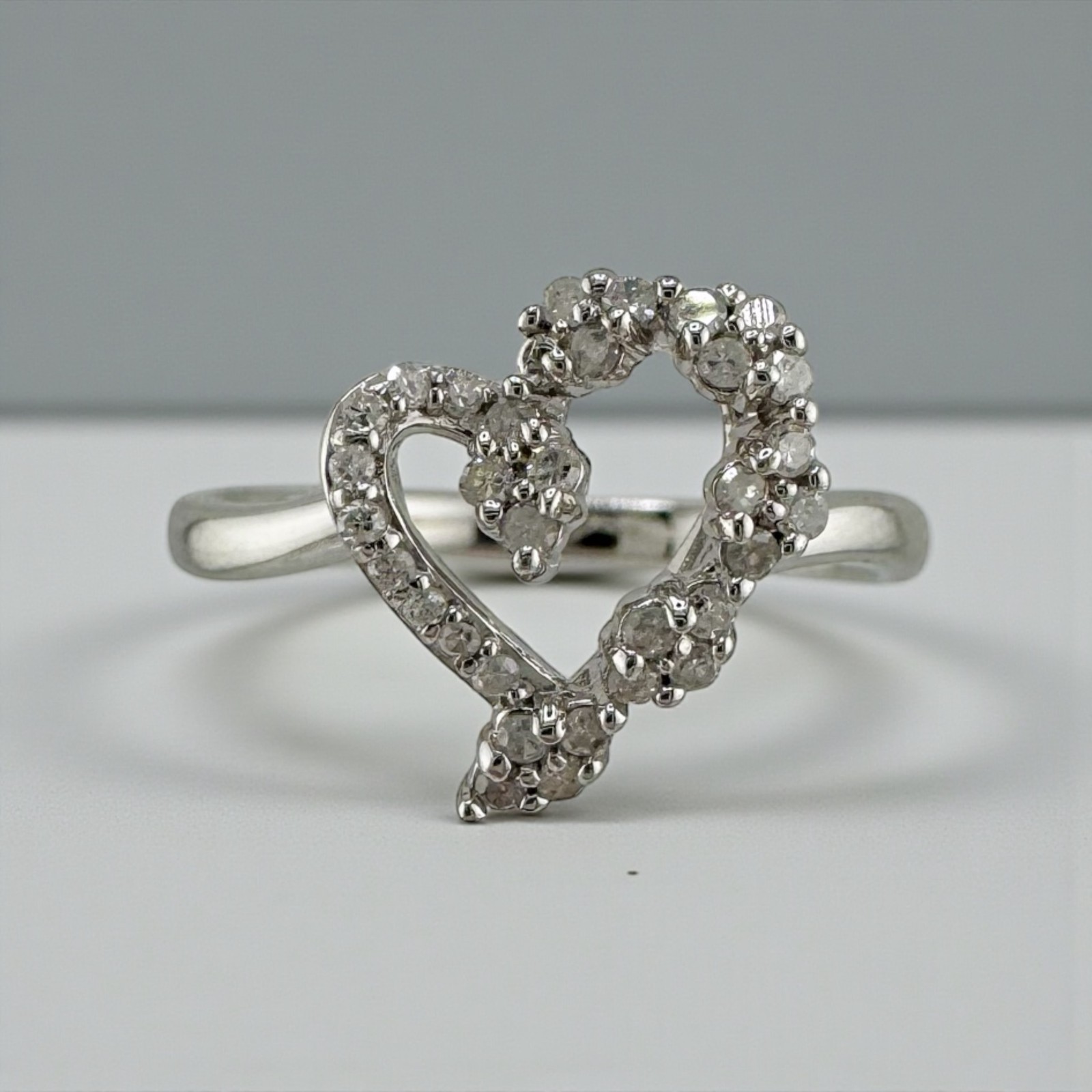 Estate 10K White Gold Diamond Heart Ring 0.27ctw Size 6.5 2.36g