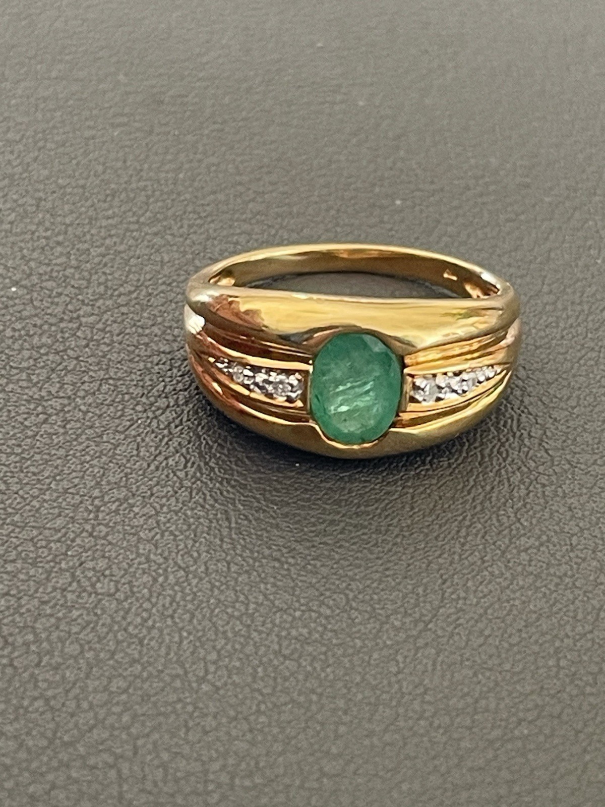 18KT Yellow Gold 0.60CT Emerald & 0.04CTW Diamond Ring. Size 7(K10)