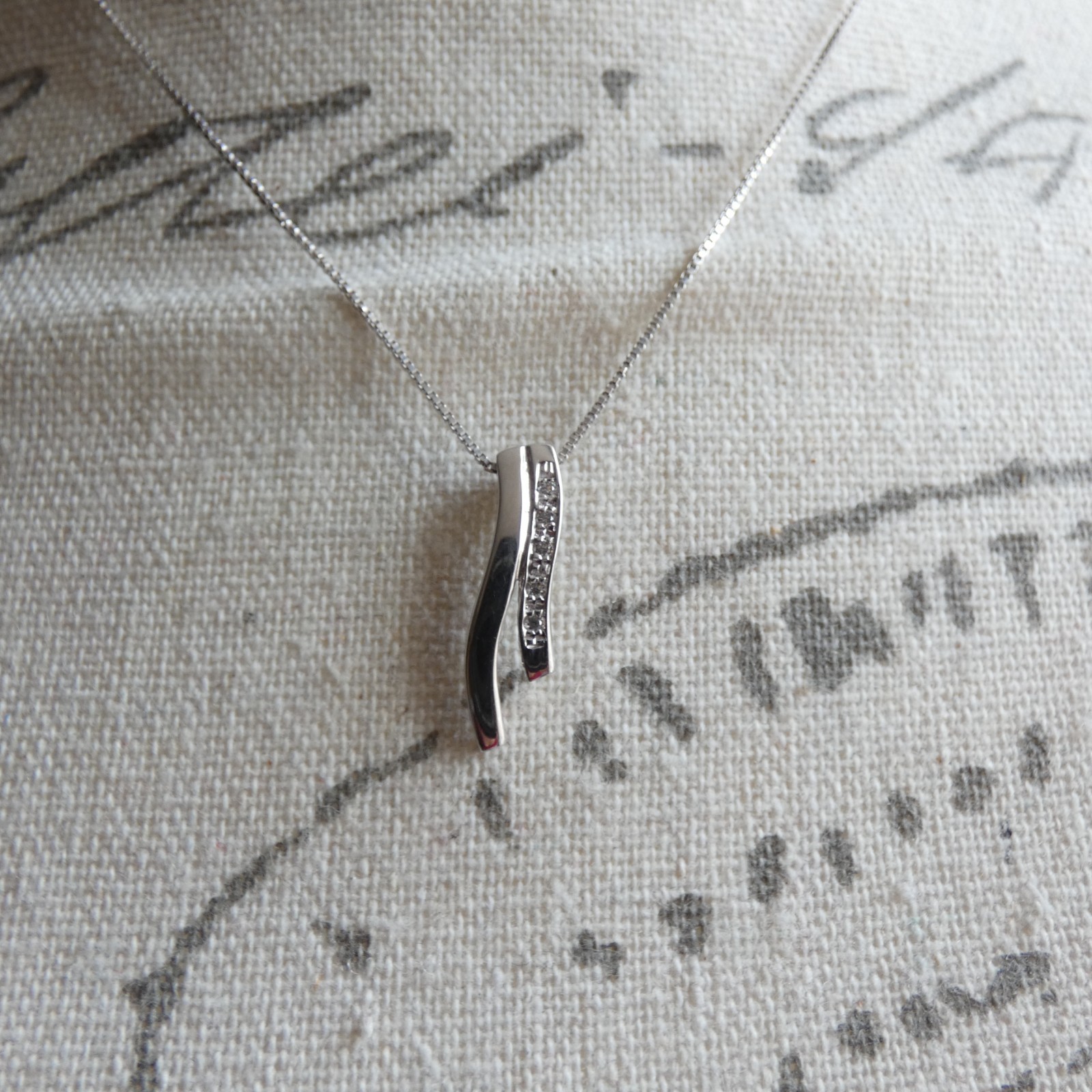 9ct White Gold Pendant Necklace Clear Stones 375 Box Chain 16″ Wave Ribbon