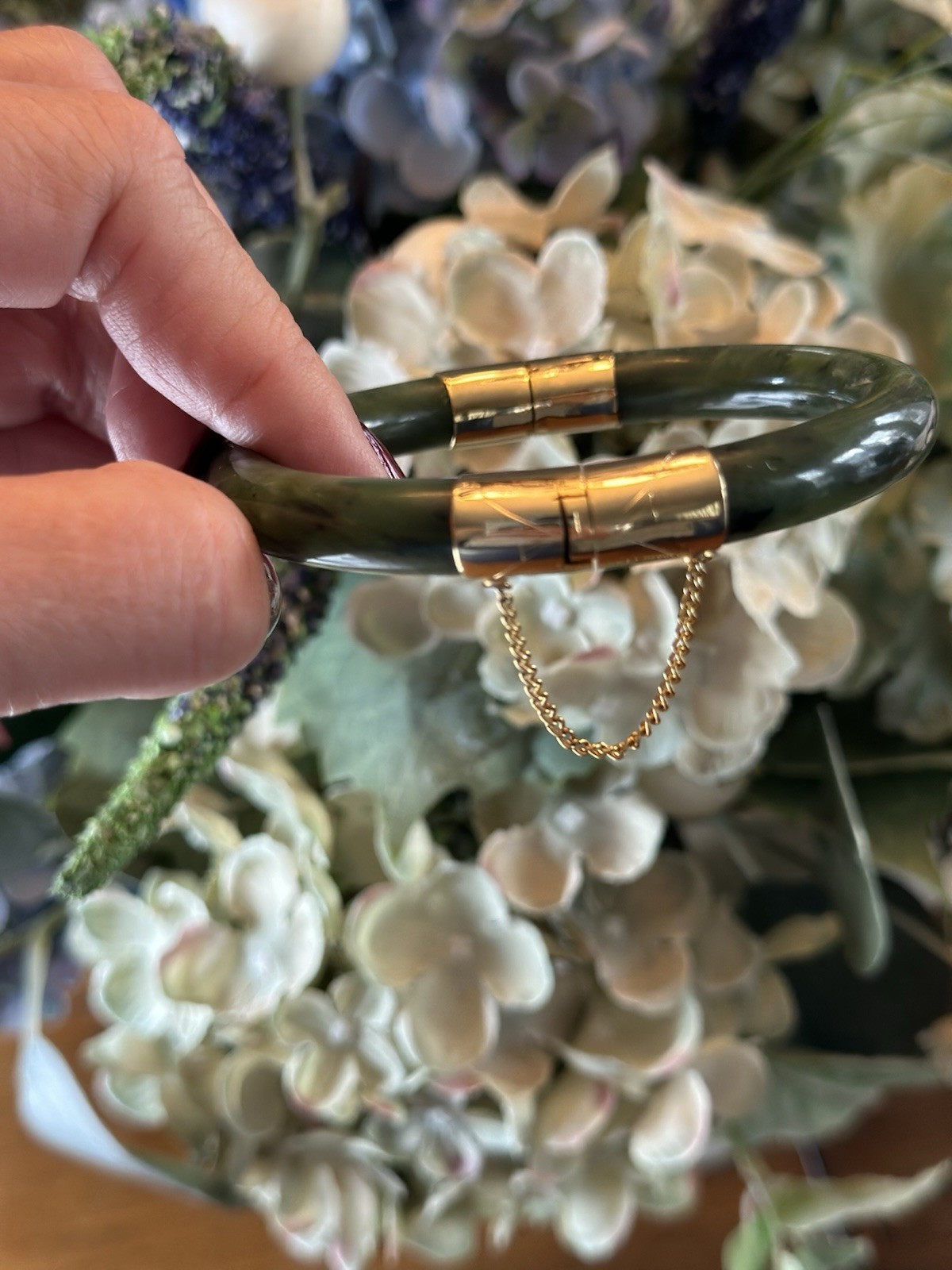Vintage Green Nephrite Jade Hinged Gold Tone Bangle Bracelet w/ Push Lock /Chain