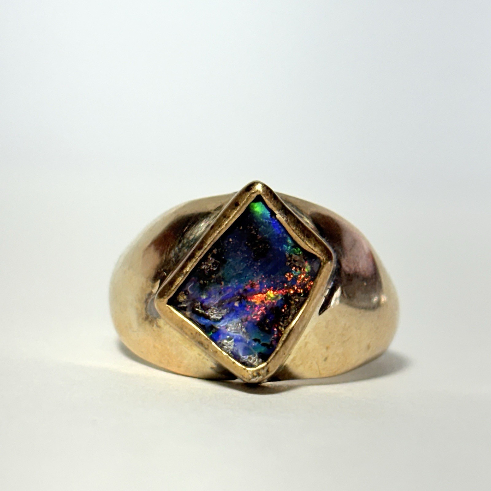 GG Certified 19K Yellow Gold 1.83ct Broad Flash Boulder Opal Size 9.25 Ring 7.5g