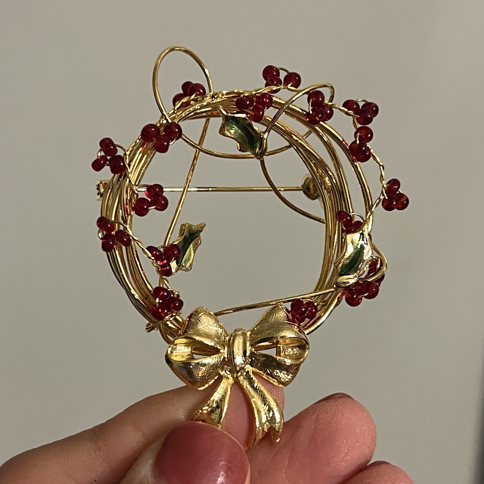 Christmas Holiday Wreath Ring Crystal Like Beaded Berries 2.5″